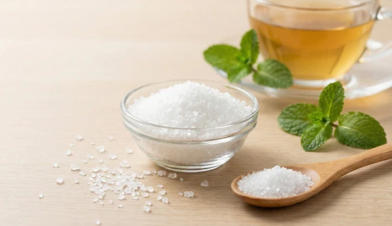 Ksylitol – zdrowy zamiennik cukru w kuchni, cukier brzozowy w miseczce