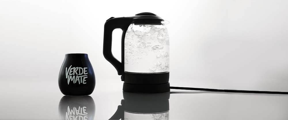 Matero do yerba mate i czajnik z wodą